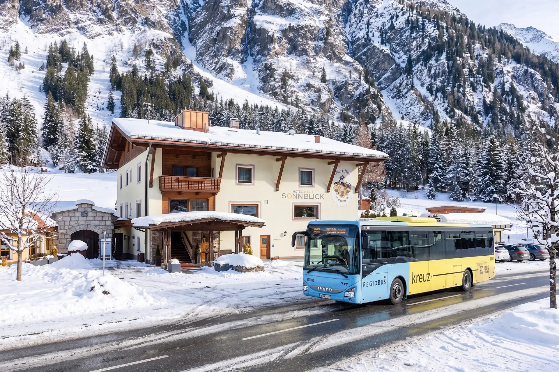 Udržitelná zimní dovolená v Pitztalu: Bezplatný skibus vás doveze přímo z hotelu GenussHotel Sonnblick na Pitztalský ledovec.